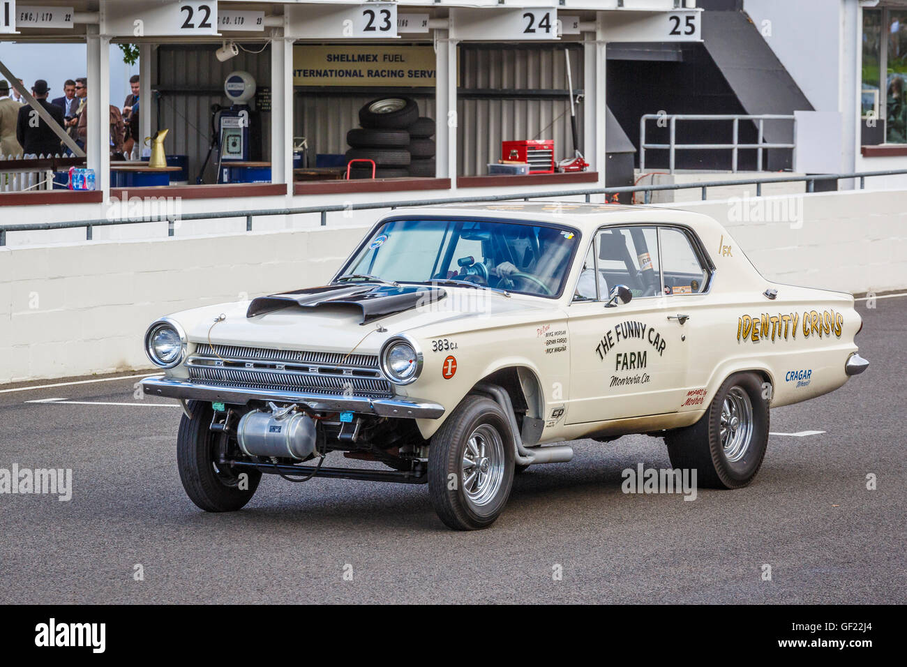 1964 Dodge Dart "crisi di identità" 383cu inch Gasser in pista al 2015 Goodwood, Sussex, Regno Unito. Foto Stock