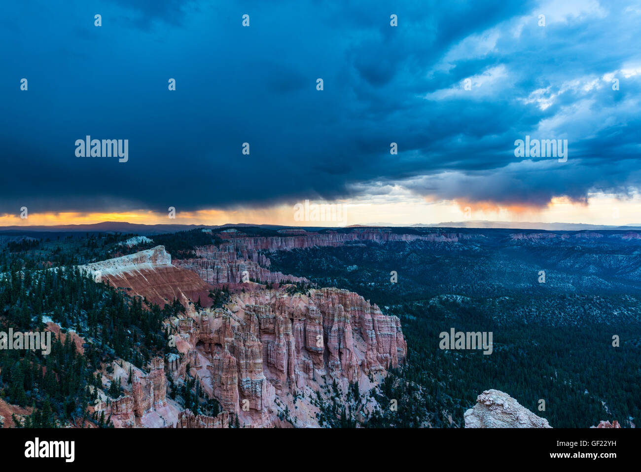 Rainbow punto durante un temporale, il Parco Nazionale di Bryce Canyon, Utah, Stati Uniti d'America Foto Stock