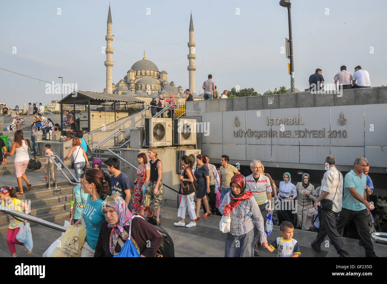 La nuova moschea (Yeni Cami) visto dal Golden Horn lungomare di Eminönü. Foto Stock