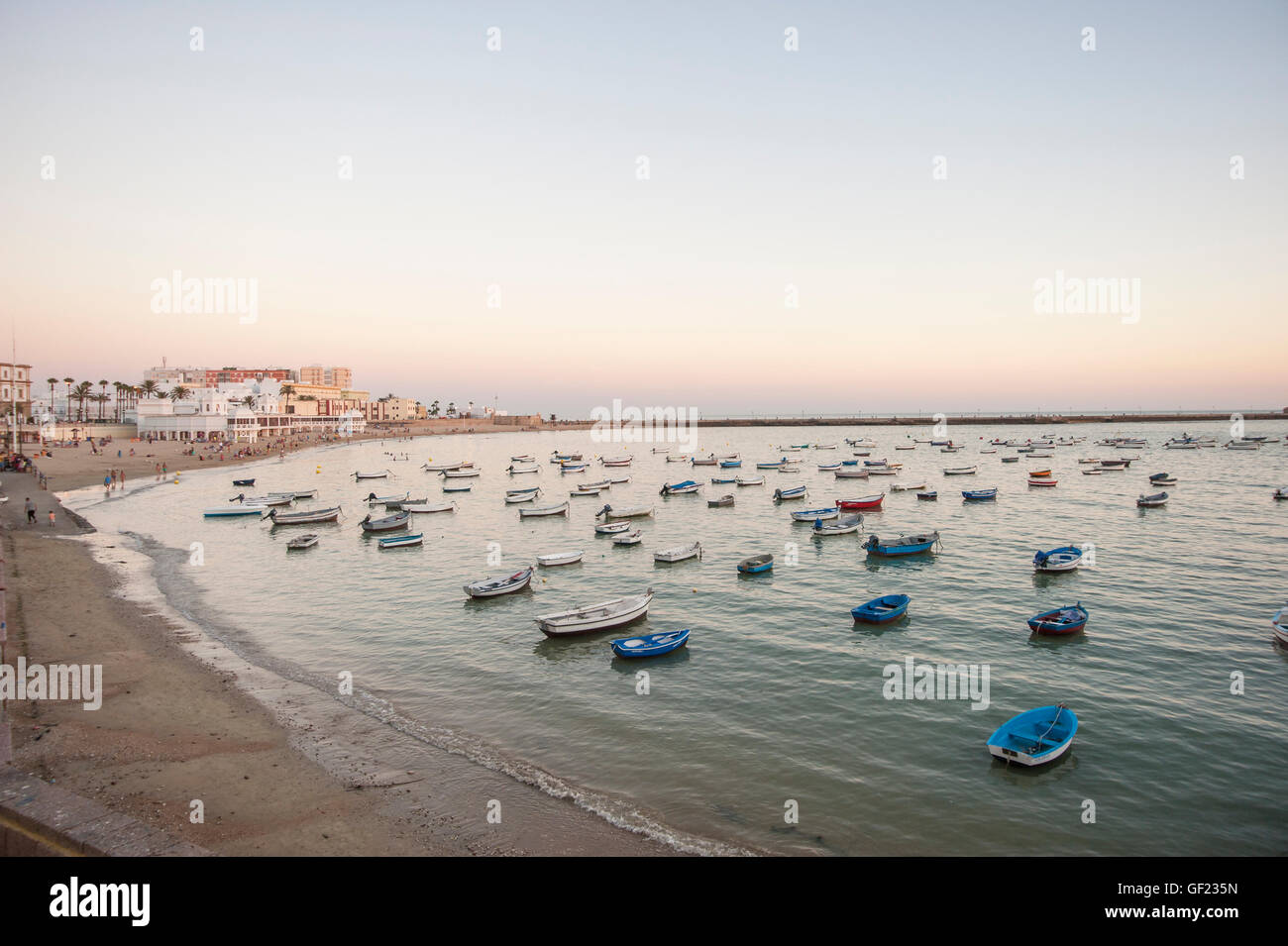 Vista La Caleta Beach, al tramonto. La Caleta è una piccola spiaggia situato in corrispondenza della punta del quartiere storico di Cadice. Foto Stock