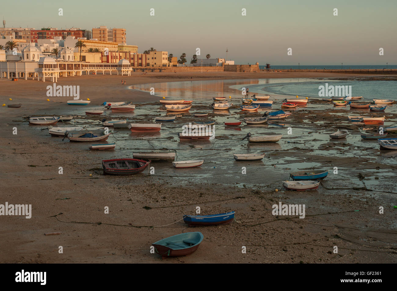 Vista la Caleta Beach nella Città Vecchia di Cádiz, al tramonto. Foto Stock