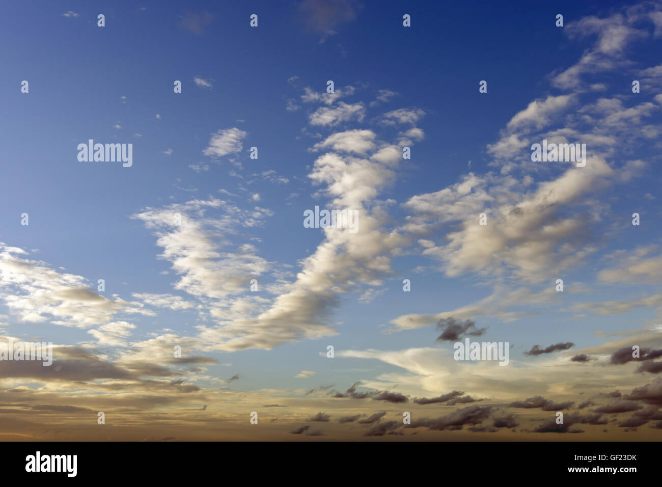 Bella forma cloud sul cielo blu chiaro con uno spazio vuoto Foto Stock