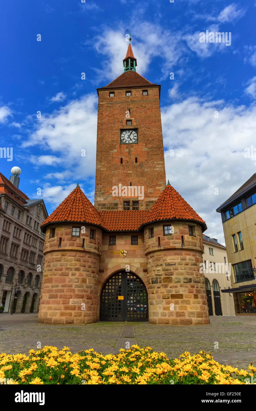 La torre bianca, Weisser Turm, a Norimberga per giorno, Baviera, Germania Foto Stock