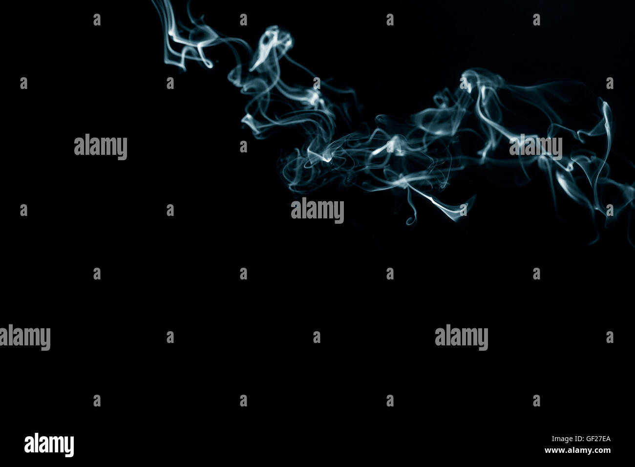 Fumo blu su sfondo nero Foto Stock