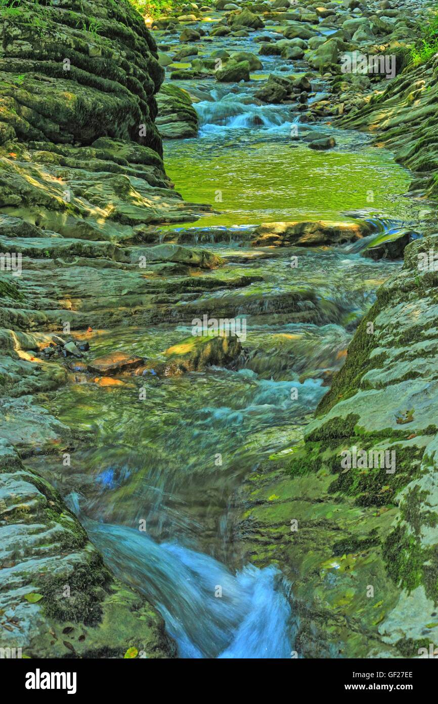 Piccolo canyon di montagna in estate Foto Stock