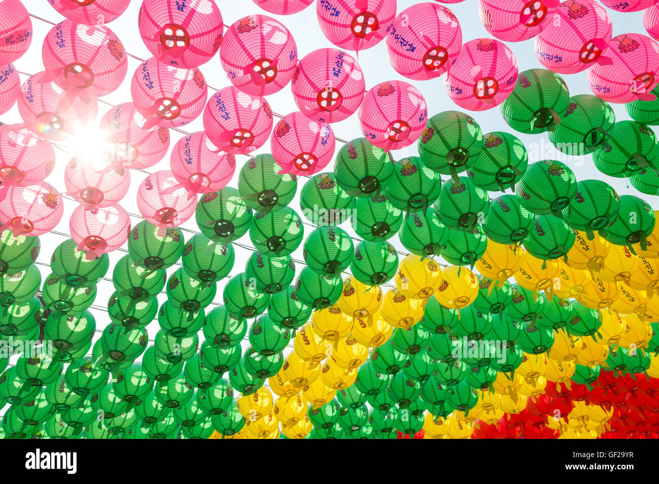 Colorate lanterne di carta è vista dal di sotto al Tempio Bongeunsa a Seul, Corea del Sud, celebrando il Buddha il compleanno. Foto Stock