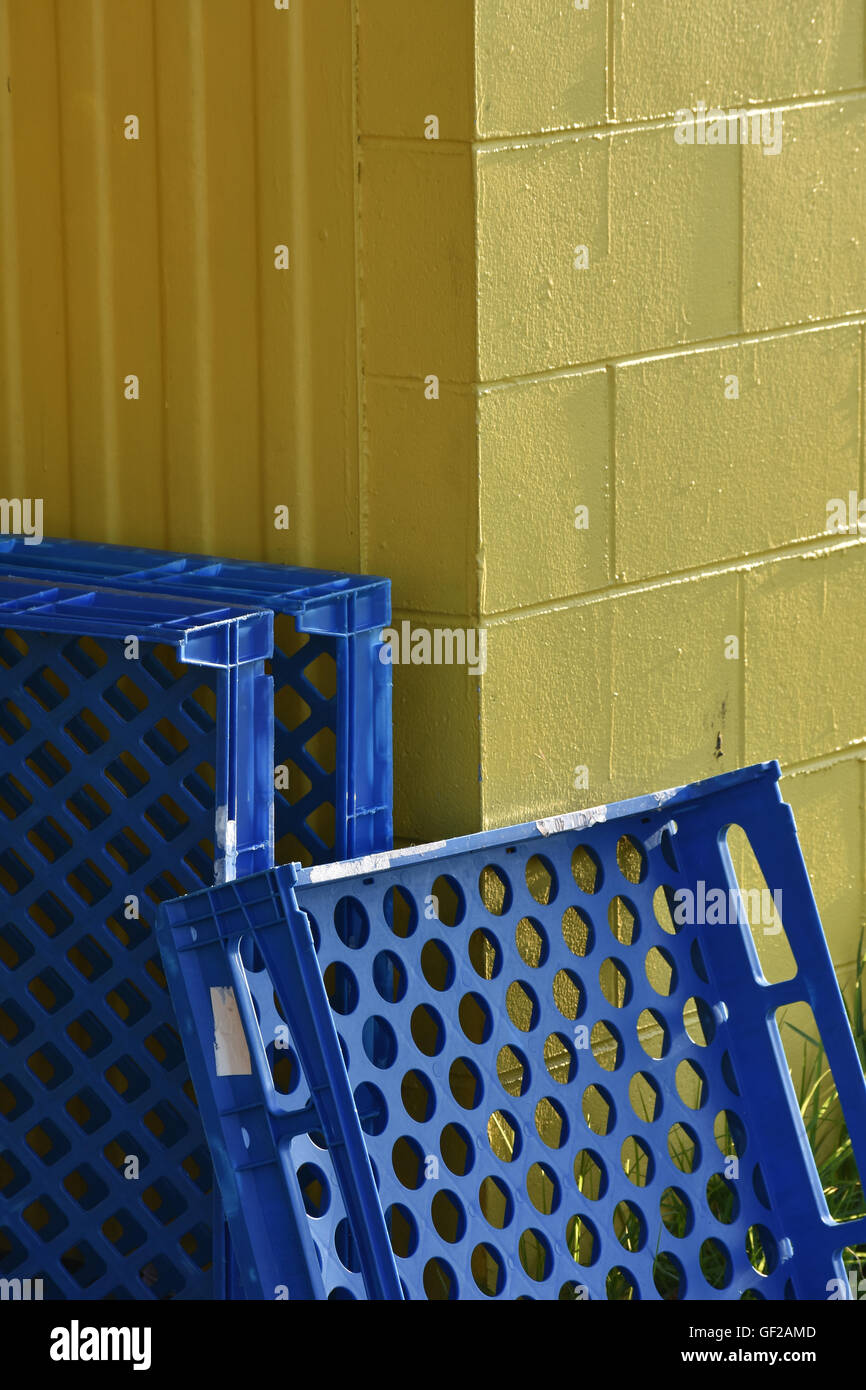 Vassoi per alimenti appoggiata contro la parete di colore giallo Foto Stock