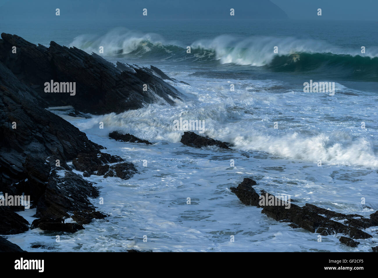 Spiaggia Oriñon al crepuscolo en la costa nord della Spagna penisola, in Cantabria, l'Europa. Foto Stock