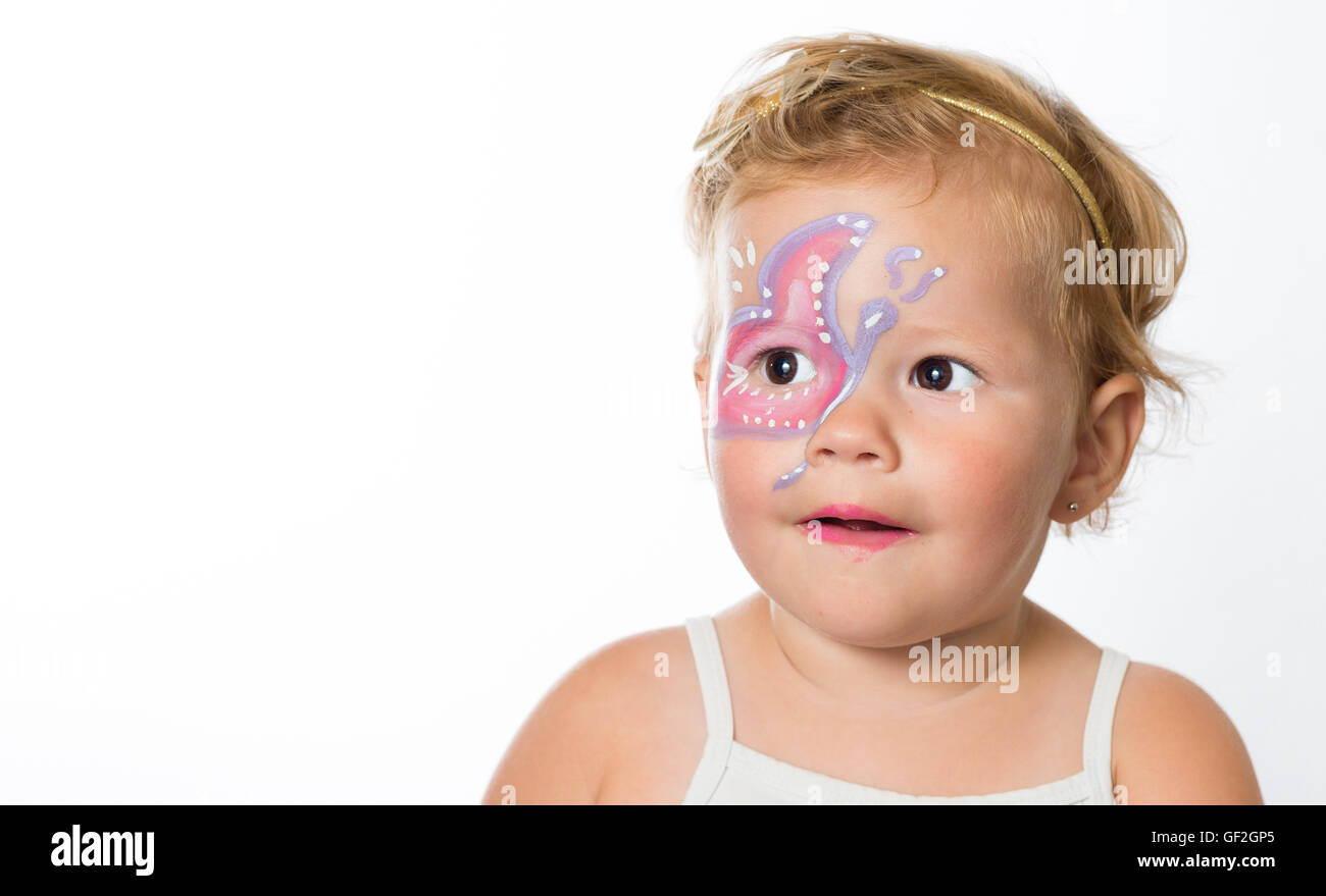 Graziosa bambina con facepainting di una farfalla Foto Stock