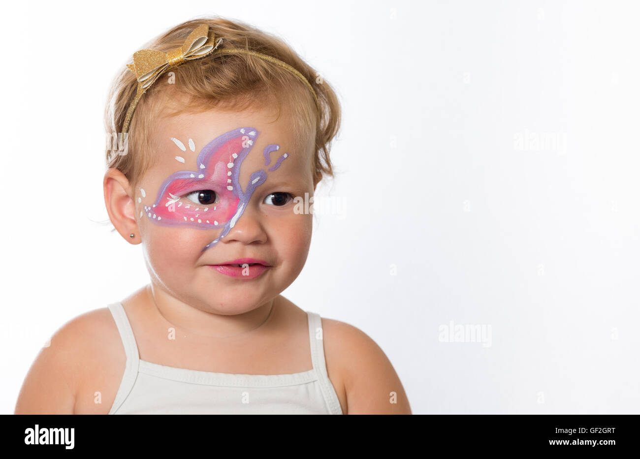 Graziosa bambina con facepainting di una farfalla Foto Stock