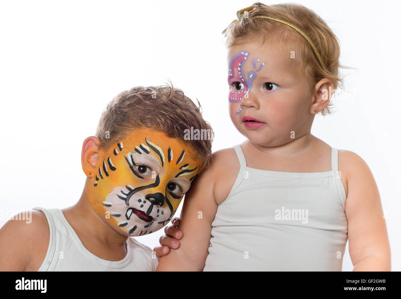 Fratello e Sorella con facepaintings di tigre e un butterlfy Foto Stock