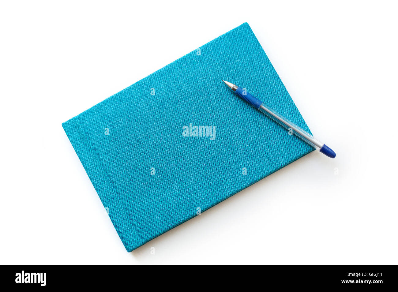 Penna e turchese del notebook su sfondo bianco Foto Stock
