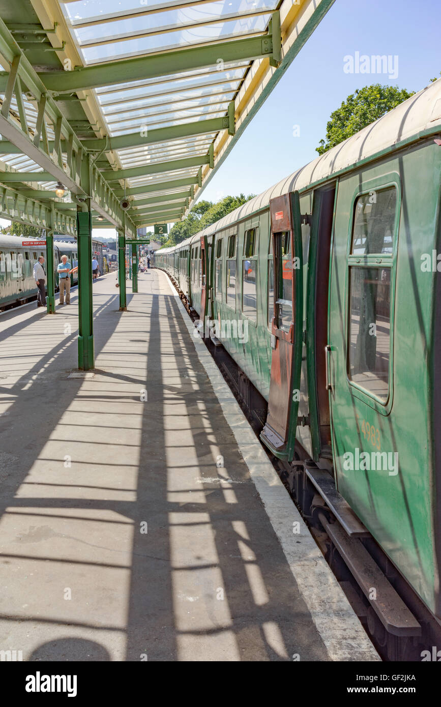 Swanage stazione sul patrimonio di Swanage railway nel Dorset con passeggeri pronti a bordo del 15:20 servizio a Norden. Foto Stock