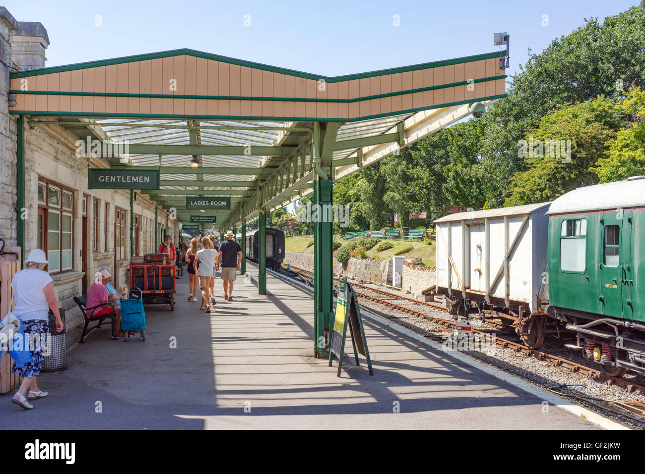 Swanage stazione sul patrimonio di Swanage railway nel Dorset con passeggeri pronti a bordo del 15:20 servizio a Norden. Foto Stock