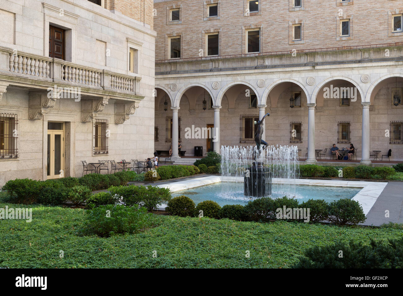 Una vista della fontana nel cortile del Boston Public Library su Copley Square a Boston, Massachusetts. Foto Stock