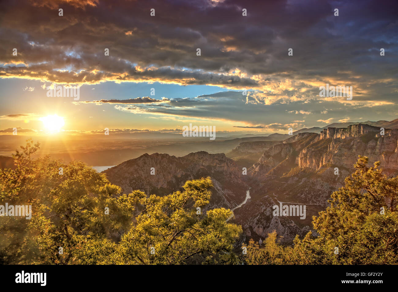 Bellissimo paesaggio estivo in montagna in sorprendente la luce del tramonto, Gole del Verdon, in Francia, in Europa. Girato in HDR Foto Stock