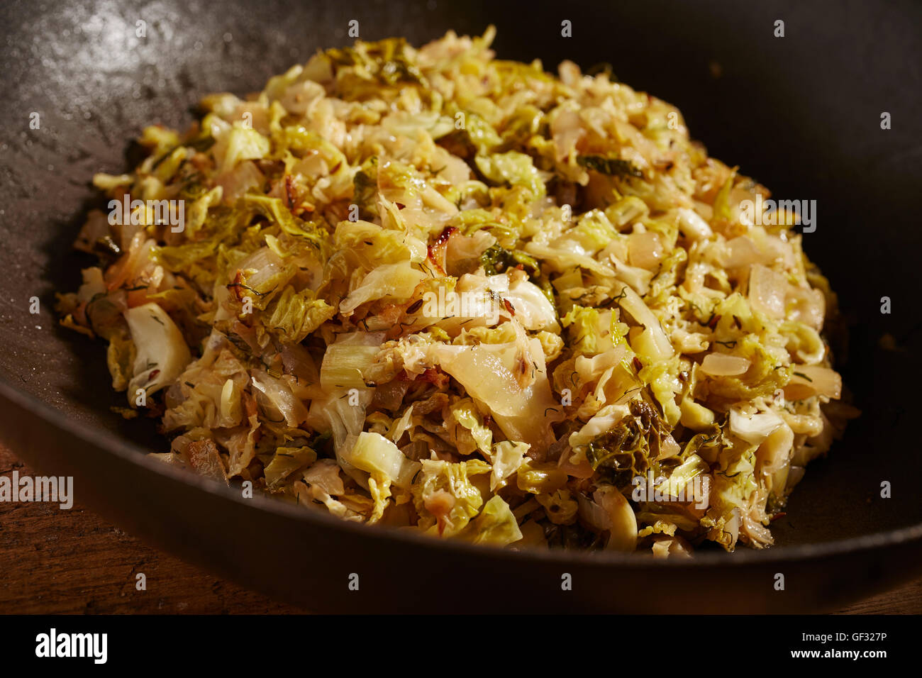 Sauté di cavolo verza in padella Foto Stock