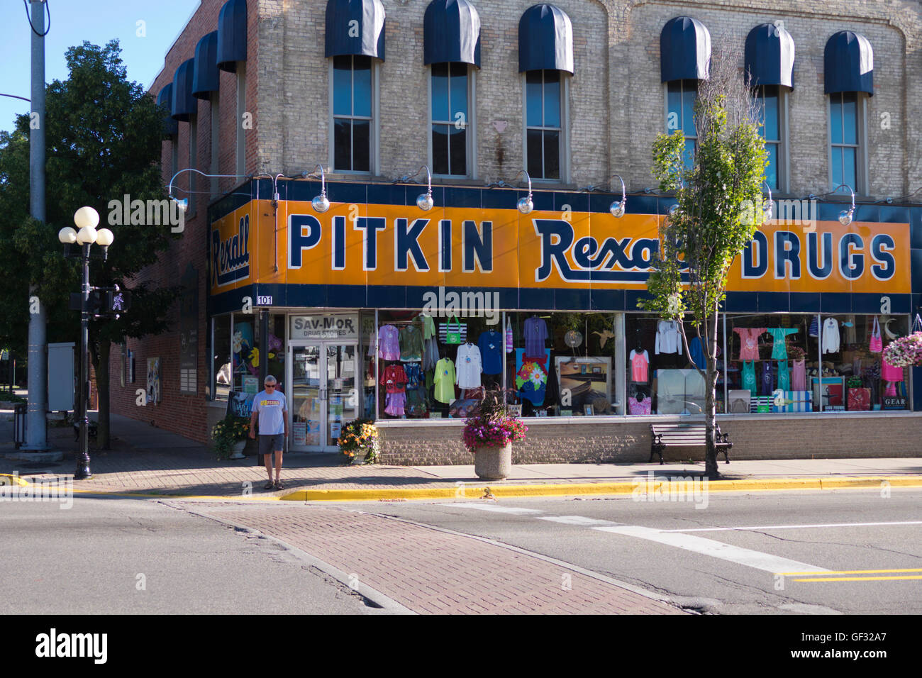 Pitkin Rexall Drug Store all'angolo di Colby e Mears strade nel centro cittadino di Whitehall, Michigan. Foto Stock