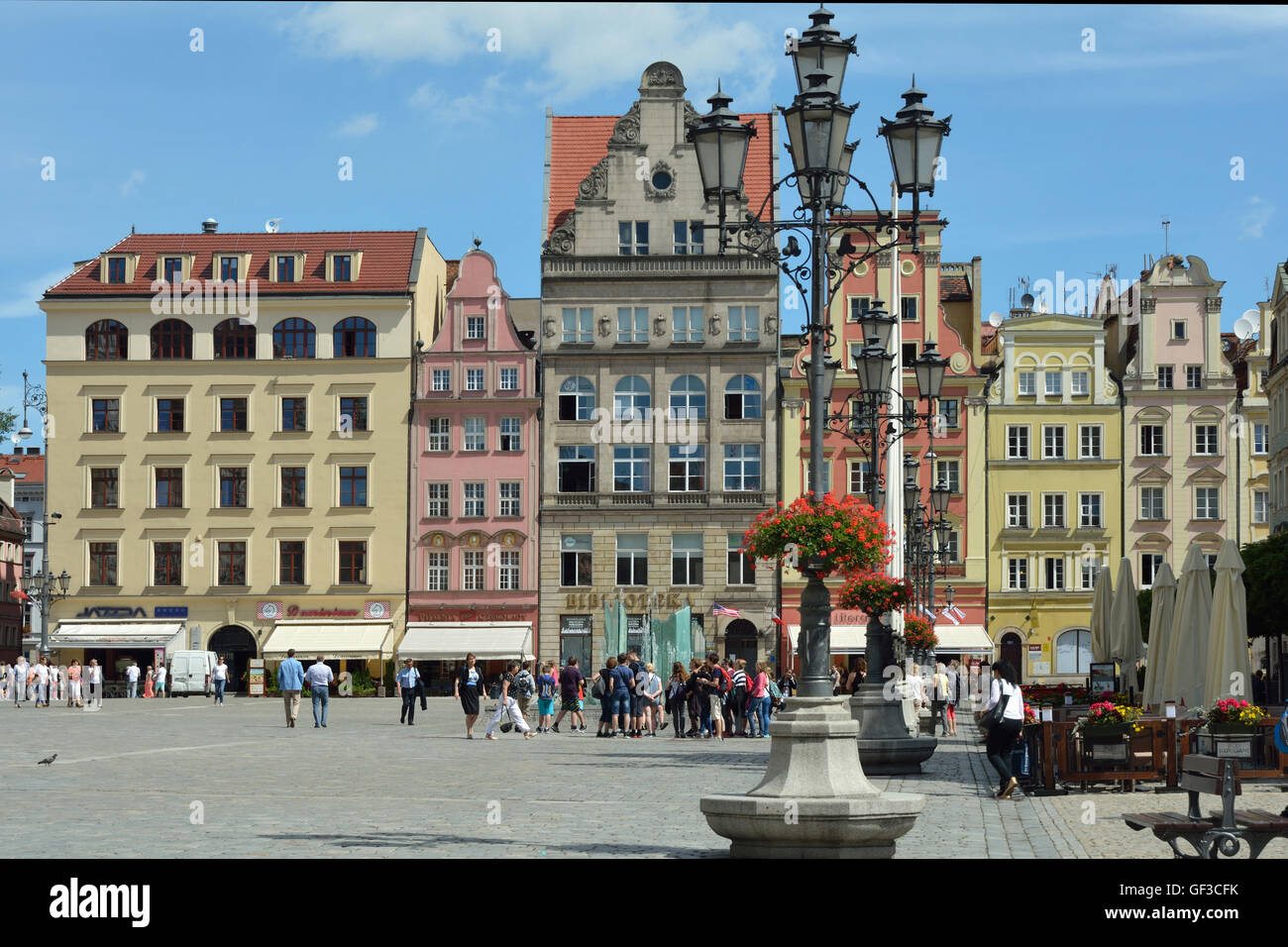 La gente a piedi in Piazza del Mercato nel centro storico della Città Vecchia di Wroclaw - Polonia. Foto Stock