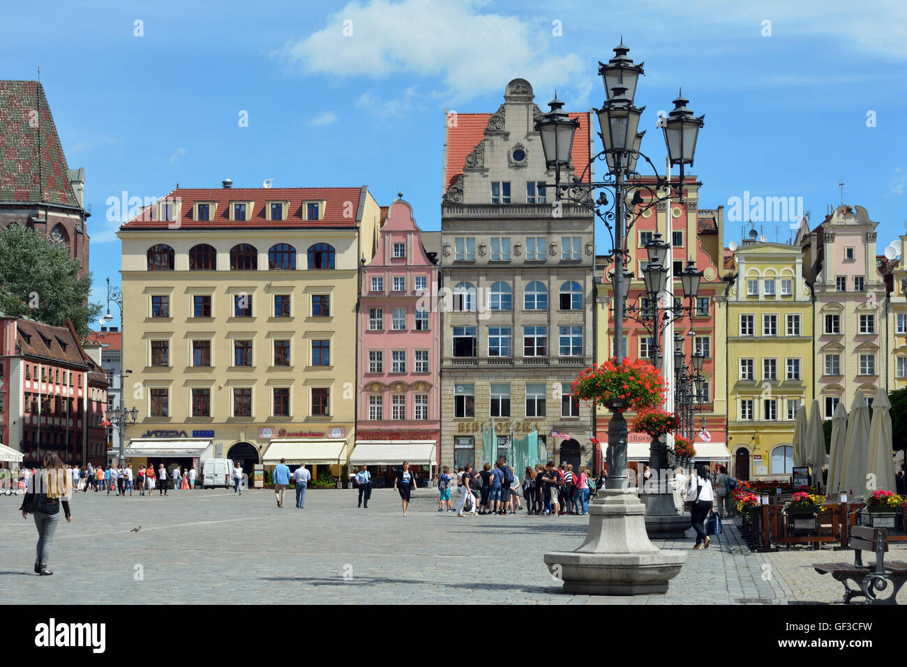 La gente a piedi in Piazza del Mercato nel centro storico della Città Vecchia di Wroclaw - Polonia. Foto Stock