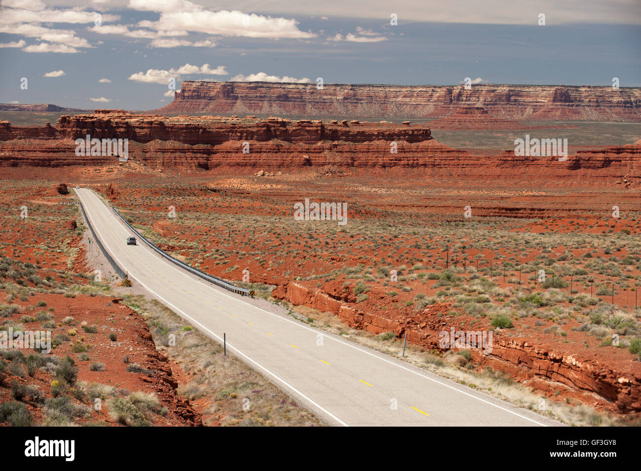 La strada aperta, West Americano versione. US Hwy 163 nel sud dello Utah come passa la Valley of the Gods (sul lato destro della foto). Foto Stock
