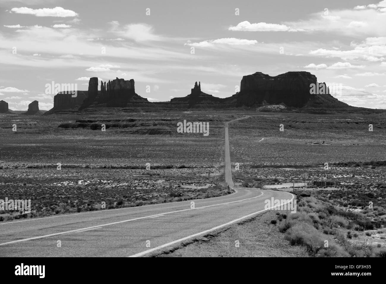 Noi 163 sul suo modo di Monument Valley, Utah e Arizona. I monoliti avanti contrassegnare il bordo della valle. Foto Stock