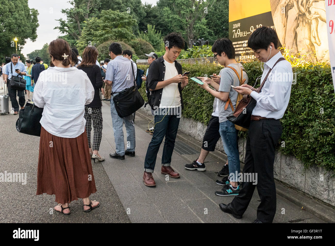 La gente Gioca Pokemon andare sui loro smartphone nel Parco di Ueno a Tokyo in Giappone Foto Stock