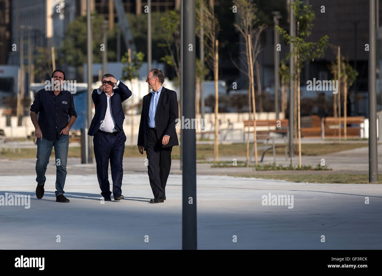 (160728) -- RIO DE JANEIRO, luglio 28, 2016 (Xinhua) -- Il Presidente del Comitato Olimpico Internazionale Tomas Bach (C) è accompagnato da Rio de Janeiro il sindaco Eduardo Paes (L) e presidente del Rio 2016 Comitato Organizzatore Carlos Arthur Nuzman durante la sua visita a Orla Conde, dove La Pira olimpico sarà accesa dopo la cerimonia di apertura in Rio de Janeiro, Brasile, 27 luglio 2016. (Xinhua/Li Ming) Foto Stock