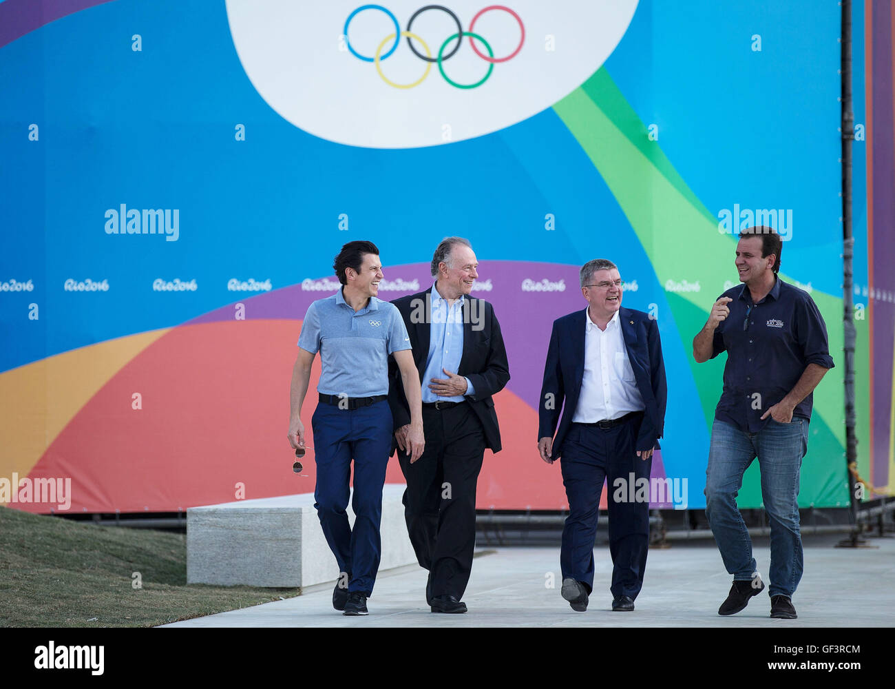 (160728) -- RIO DE JANEIRO, luglio 28, 2016 (Xinhua) -- Il Presidente del Comitato Olimpico Internazionale Tomas Bach 2 (R) è accompagnato da Rio de Janeiro il sindaco Eduardo Paes (R) e presidente del Rio 2016 Comitato Organizzatore Carlos Arthur Nuzman (2 L) durante la sua visita a Orla Conde, dove La Pira olimpico sarà accesa dopo la cerimonia di apertura in Rio de Janeiro, Brasile, 27 luglio 2016. (Xinhua/Li Ming) Foto Stock