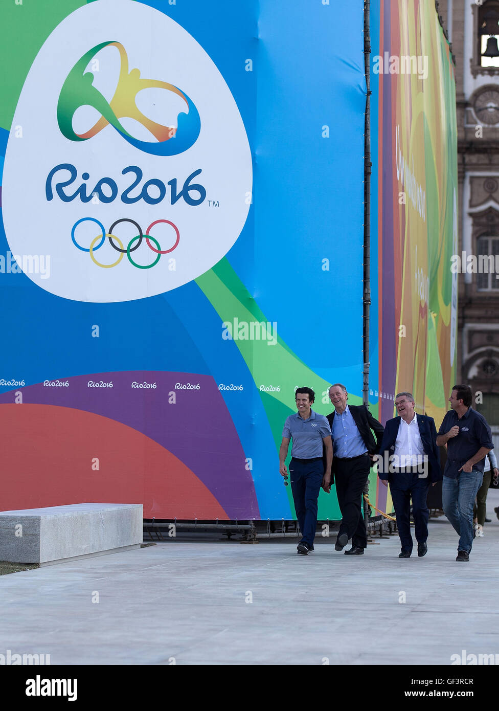 (160728) -- RIO DE JANEIRO, luglio 28, 2016 (Xinhua) -- Il Presidente del Comitato Olimpico Internazionale Tomas Bach 2 (R) è accompagnato da Rio de Janeiro il sindaco Eduardo Paes (R) e presidente del Rio 2016 Comitato Organizzatore Carlos Arthur Nuzman (2 L) durante la sua visita a Orla Conde, dove La Pira olimpico sarà accesa dopo la cerimonia di apertura in Rio de Janeiro, Brasile, 27 luglio 2016. (Xinhua/Li Ming) Foto Stock