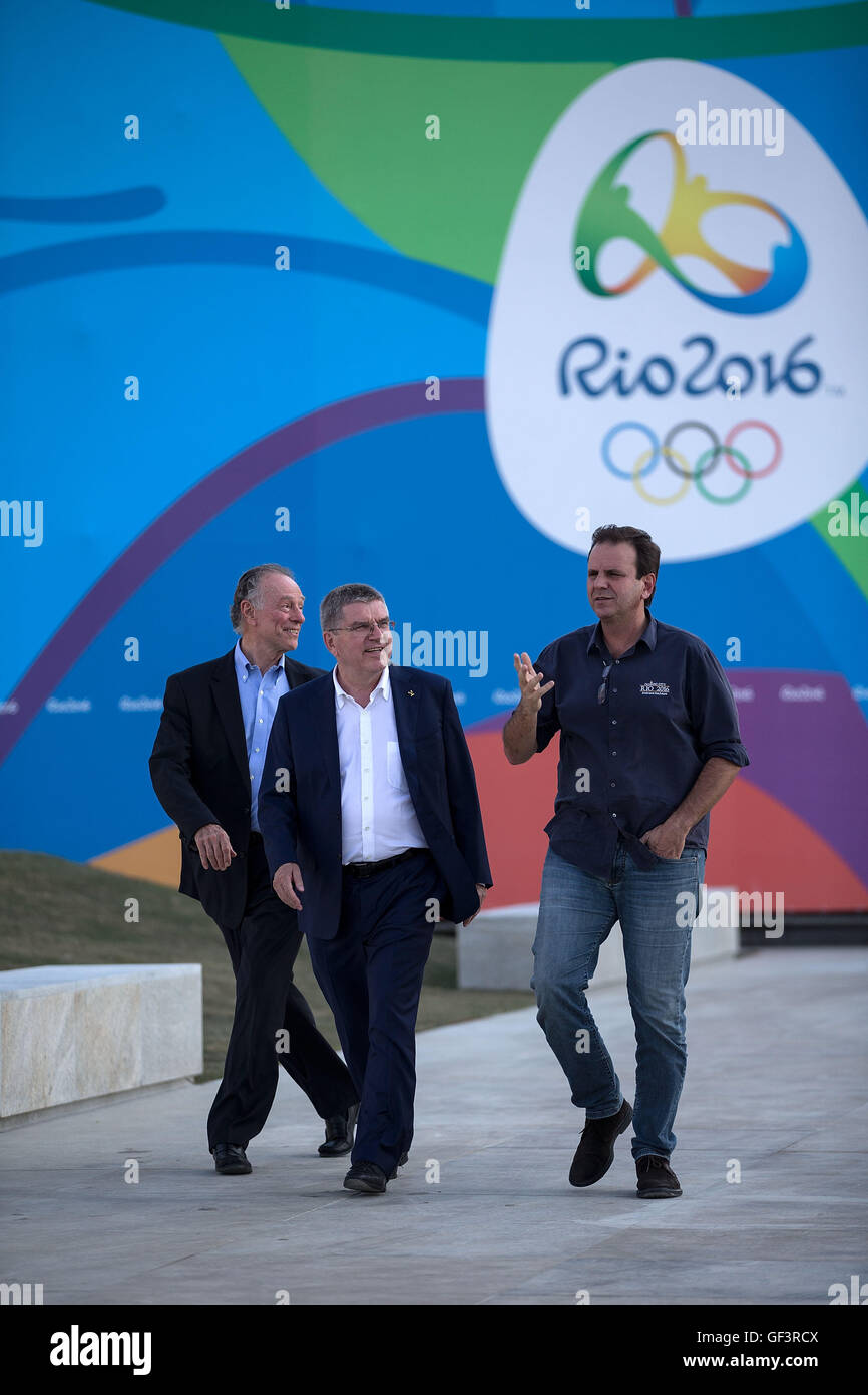 (160728) -- RIO DE JANEIRO, luglio 28, 2016 (Xinhua) -- Il Presidente del Comitato Olimpico Internazionale Tomas Bach (C) è accompagnato da Rio de Janeiro il sindaco Eduardo Paes (R) e presidente del Rio 2016 Comitato Organizzatore Carlos Arthur Nuzman durante la sua visita a Orla Conde, dove La Pira olimpico sarà accesa dopo la cerimonia di apertura in Rio de Janeiro, Brasile, 27 luglio 2016. (Xinhua/Li Ming) Foto Stock