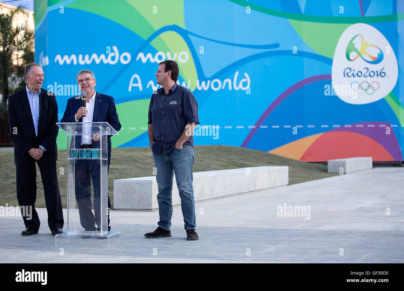 (160728) -- RIO DE JANEIRO, luglio 28, 2016 (Xinhua) -- Il Presidente del Comitato Olimpico Internazionale Tomas Bach (C), accompagnata da Rio de Janeiro il sindaco Eduardo Paes (R) e presidente del Rio 2016 Comitato Organizzatore Carlos Arthur Nuzman (L), gli indirizzi dei supporti durante la sua visita a Orla Conde, dove La Pira olimpico sarà accesa dopo la cerimonia di apertura in Rio de Janeiro, Brasile, 27 luglio 2016. (Xinhua/Li Ming) Foto Stock