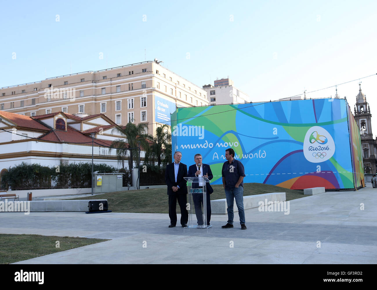 (160728) -- RIO DE JANEIRO, luglio 28, 2016 (Xinhua) -- Il Presidente del Comitato Olimpico Internazionale Tomas Bach (C), accompagnata da Rio de Janeiro il sindaco Eduardo Paes (R) e presidente del Rio 2016 Comitato Organizzatore Carlos Arthur Nuzman (L), gli indirizzi dei supporti durante la sua visita a Orla Conde, dove La Pira olimpico sarà accesa dopo la cerimonia di apertura in Rio de Janeiro, Brasile, 27 luglio 2016. (Xinhua/Li Ming) Foto Stock
