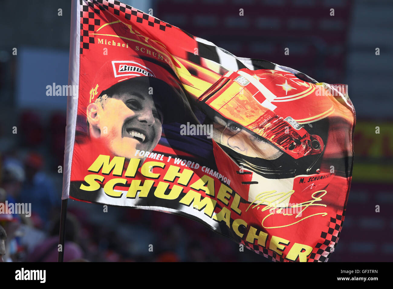 Michael Schumacher Fahne.Flagge, Nowitzki Stars-Nazionale tutti i piloti. Benefizspiel Champions per carità am 27.07.2016 in Mainz,O P E L'Arena. | In tutto il mondo di utilizzo/picture alliance Foto Stock