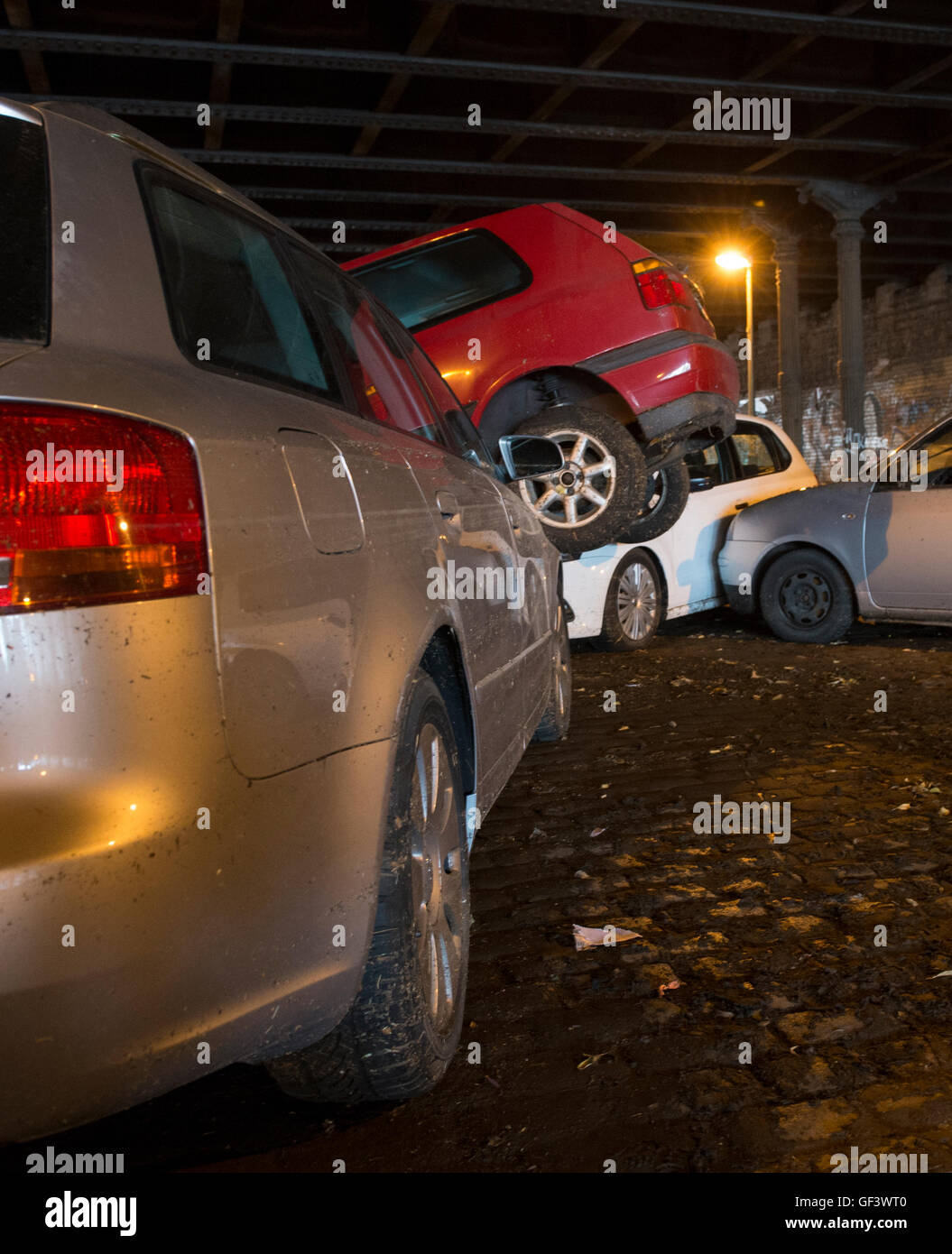 Berlino, Germania. 28 Luglio, 2016. Le vetture sono state spinte in ogni altra durante forti piogge il giorno precedente al tunnel Gleim a Berlino, Germania, 28 luglio 2016. Il tunnel è stato chiuso per il traffico e i pedoni a tempo indeterminato. Foto: PAOLO ZINKEN/dpa/Alamy Live News Foto Stock