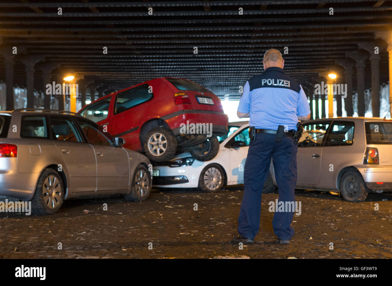 Berlino, Germania. 28 Luglio, 2016. Le vetture sono state spinte in ogni altra durante forti piogge il giorno precedente al tunnel Gleim a Berlino, Germania, 28 luglio 2016. Il tunnel è stato chiuso per il traffico e i pedoni a tempo indeterminato. Foto: PAOLO ZINKEN/dpa/Alamy Live News Foto Stock