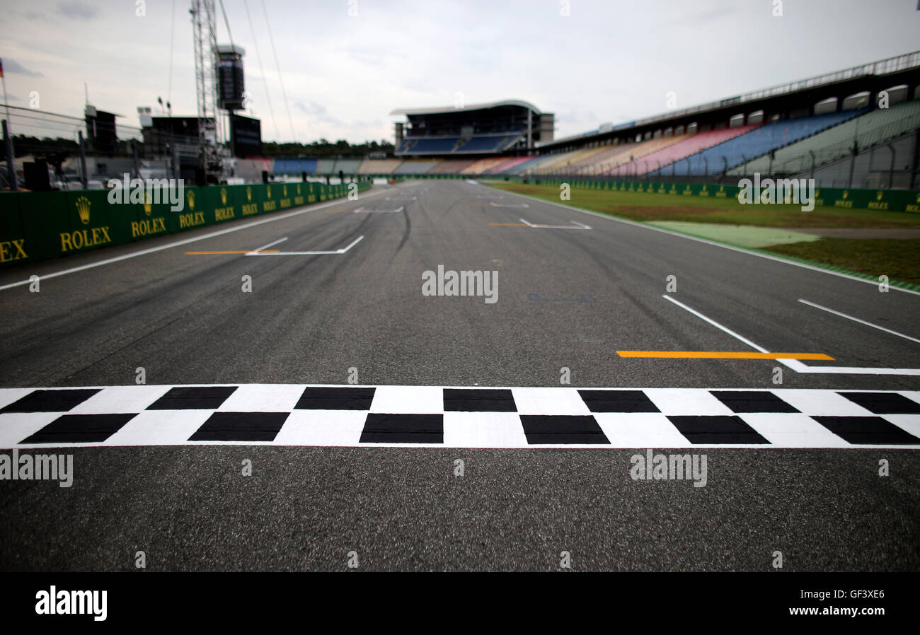Hockenheim, Germania. 28 Luglio, 2016. La linea di partenza e una di arrivo dell'Hockenheimring via di Hockenheim, in Germania, il 28 luglio 2016. Il Gran Premio di Germania inizia il 31 luglio 2016. Foto: JAN WOITAS/dpa/Alamy Live News Foto Stock