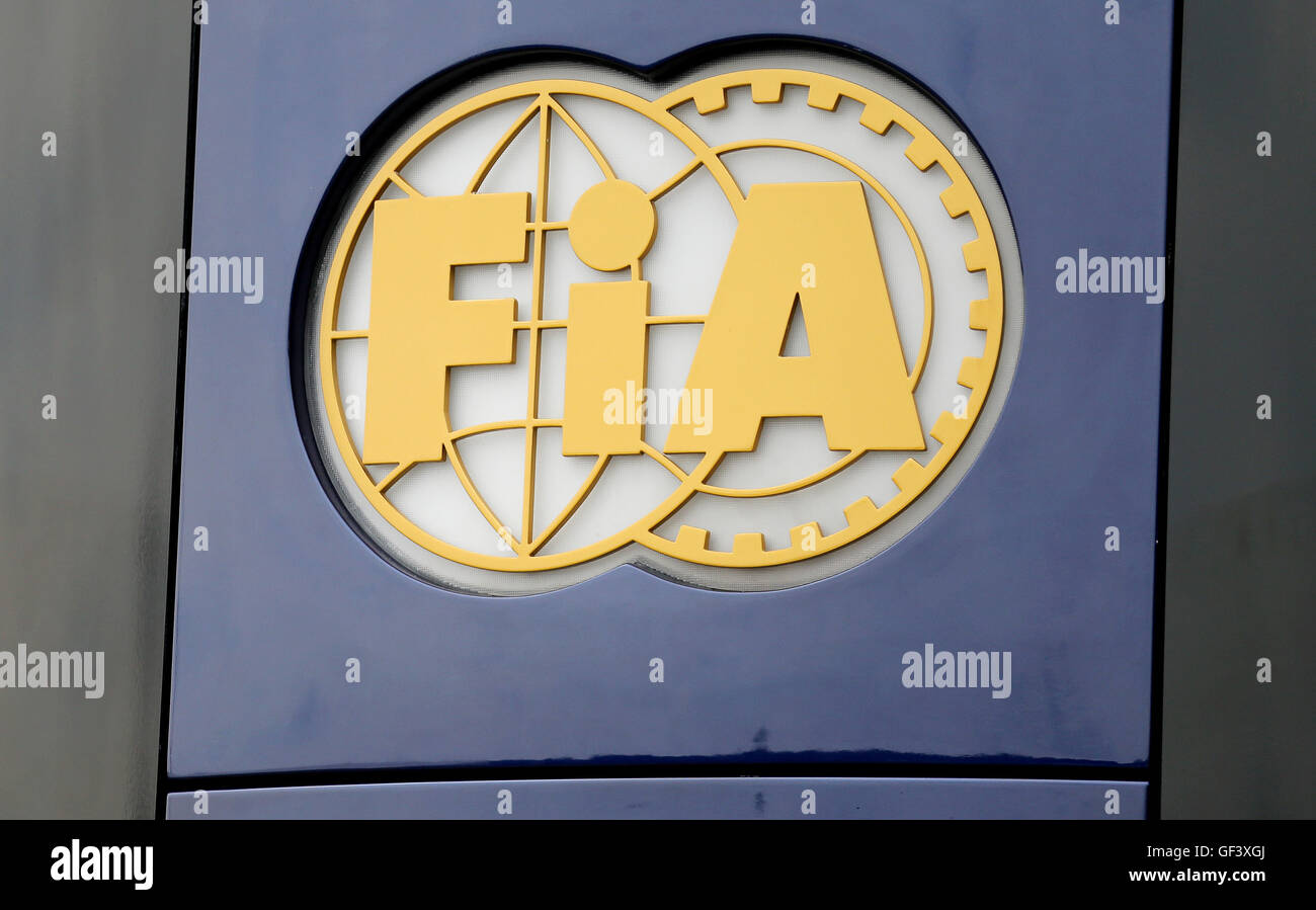 Hockenheim, Germania. 28 Luglio, 2016. La FIA il logo può essere visto su un motorhome a Hockenheim di Hockenheim, in Germania, il 28 luglio 2016. Il Gran Premio di Germania inizia il 31 luglio 2016. Foto: JAN WOITAS/dpa/Alamy Live News Foto Stock