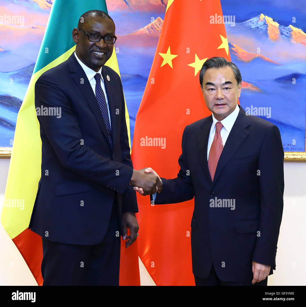 Pechino, Cina. 28 Luglio, 2016. Il ministro degli Affari Esteri cinese Wang Yi (R) si riunisce con il maliano Ministro degli Esteri Abdoulaye Diop, che è venuto a partecipare a cino-africano coordinators' Incontro sull'attuazione delle azioni risultanti dal Forum di cooperazione sino-africano (FOCAC) tenutosi a Johannesburg del Sud Africa, a Pechino, capitale della Cina, 28 luglio 2016. © Ding Hai-tao/Xinhua/Alamy Live News Foto Stock