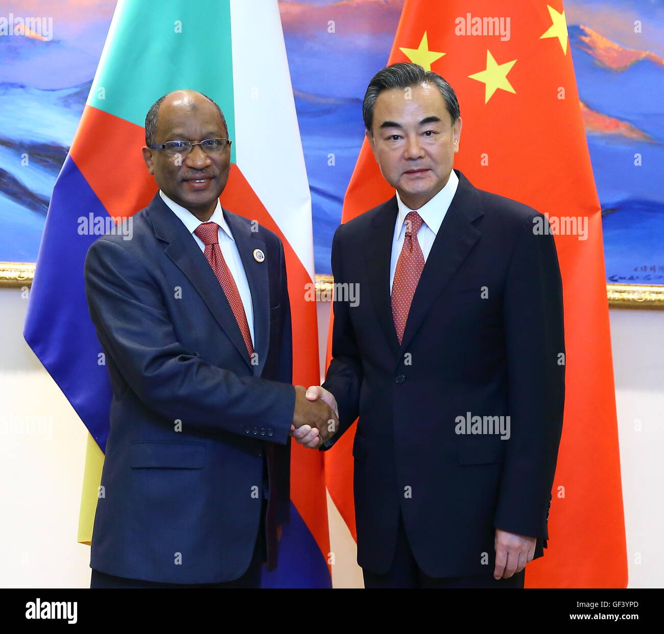 Pechino, Cina. 28 Luglio, 2016. Il ministro degli Affari Esteri cinese Wang Yi (R) soddisfa con Mohamed Bacar Dossar, il ministro degli Affari Esteri della Repubblica federale islamica delle Comore, che è venuto a partecipare a cino-africano coordinators' Incontro sull'attuazione delle azioni risultanti dal Forum di cooperazione sino-africano (FOCAC) tenutosi a Johannesburg del Sud Africa, a Pechino, capitale della Cina, 28 luglio 2016. © Ding Hai-tao/Xinhua/Alamy Live News Foto Stock