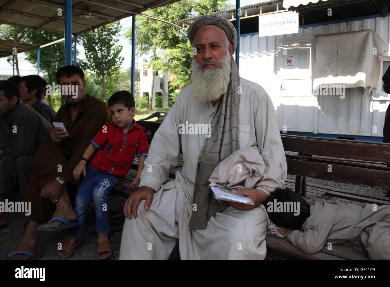 A Peshawar, Pakistan. Il 23 giugno, 2016. Habibur Rahman, un rifugiato dall' Afghanistan, si trova in una delle Nazioni Unite centro di ritorno nella città di Peshawar, Pakistan, 23 giugno 2016. Egli ha lasciato l'Afghanistan venticinque anni fa. Ora egli è tornato. Egli dice che negli ultimi mesi la sua famiglia era minacciata e che la polizia è venuto a premerli per denaro. Per decenni il Pakistan è stato la sede di una delle più grandi profugo afgano europee nel mondo: circa 1 milione e mezzo di iscritti e un numero stimato di milioni di rifugiati non registrati. Foto: Christine-Felice Roehrs/dpa/Alamy Live News Foto Stock