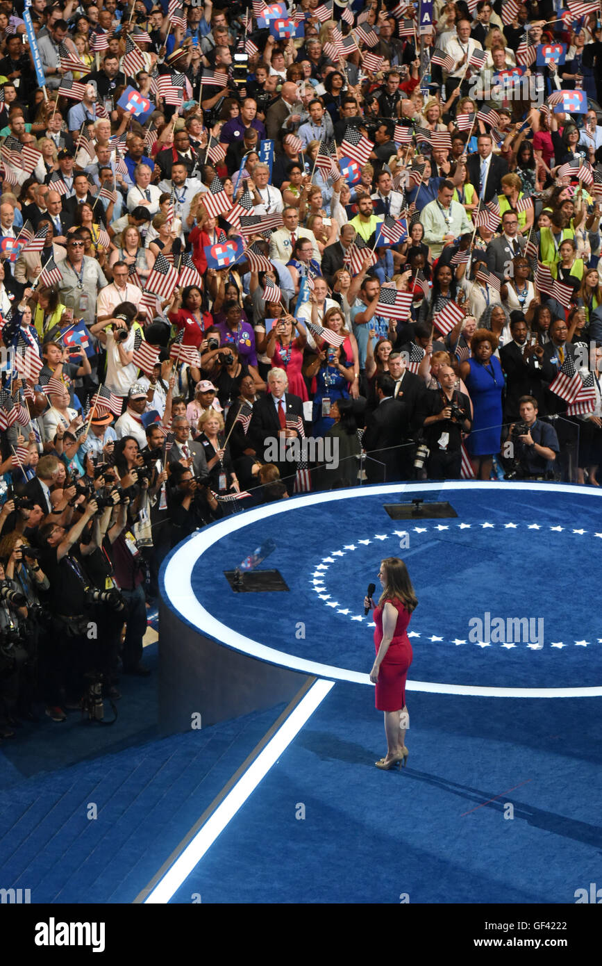 Philadelphia, Pennsylvania, USA. 28 Luglio, 2016. Chelsea Clinton risolve la Convenzione Nazionale Democratica Credito: Don Mennig/Alamy Live News Foto Stock