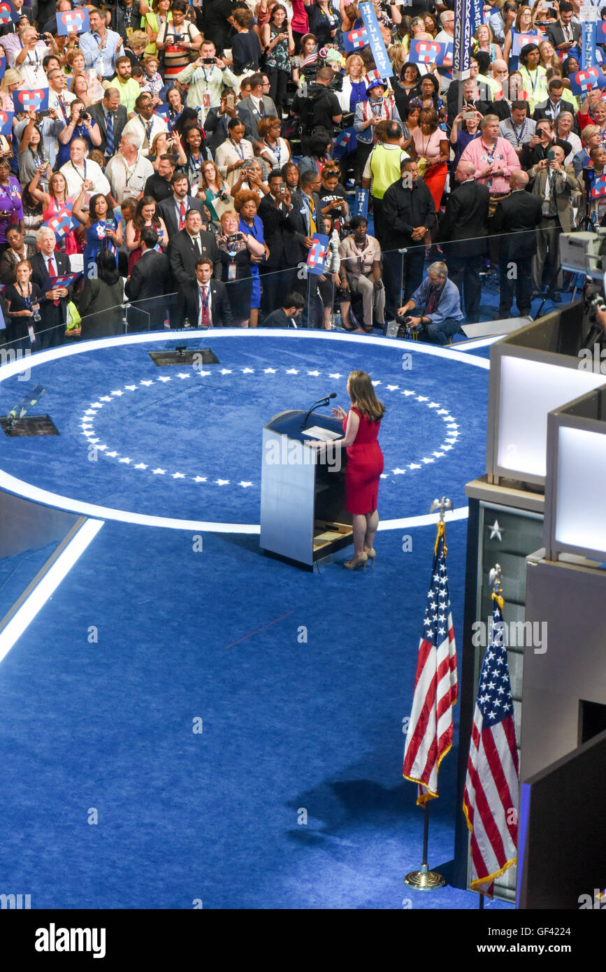 Philadelphia, Pennsylvania, USA. 28 Luglio, 2016. Chelsea Clinton risolve la Convenzione Nazionale Democratica Credito: Don Mennig/Alamy Live News Foto Stock