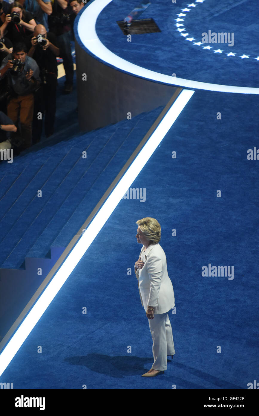 Philadelphia, Pennsylvania, USA. 28 Luglio, 2016. Hillary Clinton mette la sua mano sopra il suo cuore come si guarda a Bill Clinton Credito: Don Mennig/Alamy Live News Foto Stock
