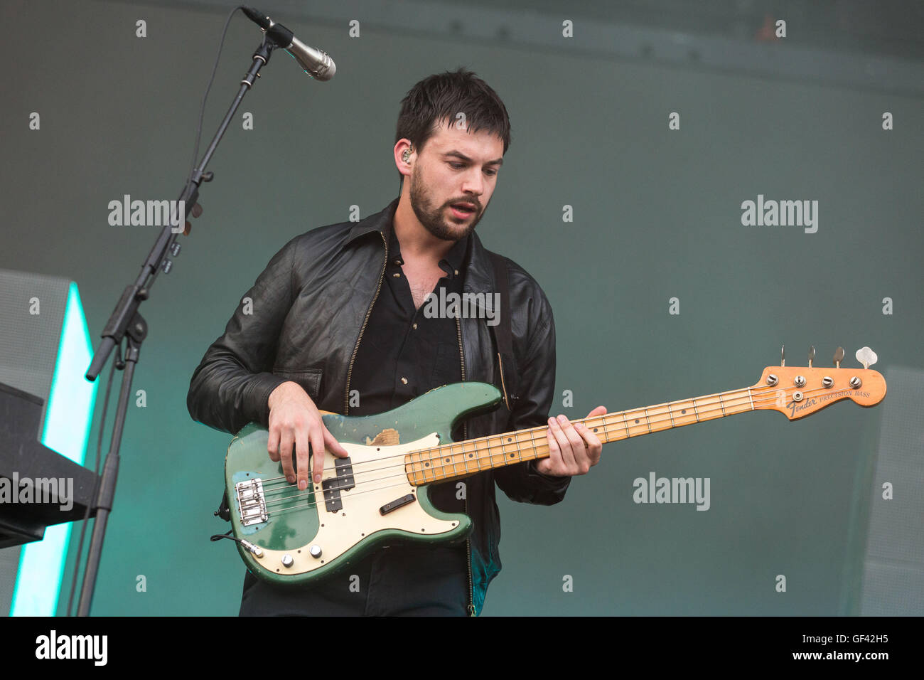 Chicago, Illinois, Stati Uniti d'America. 28 Luglio, 2016. ROSS MACDONALD del 1975 suona dal vivo durante il Lollapalooza Music Festival al Grant Park di Chicago, Illinois Credit: Daniel DeSlover/ZUMA filo/Alamy Live News Foto Stock