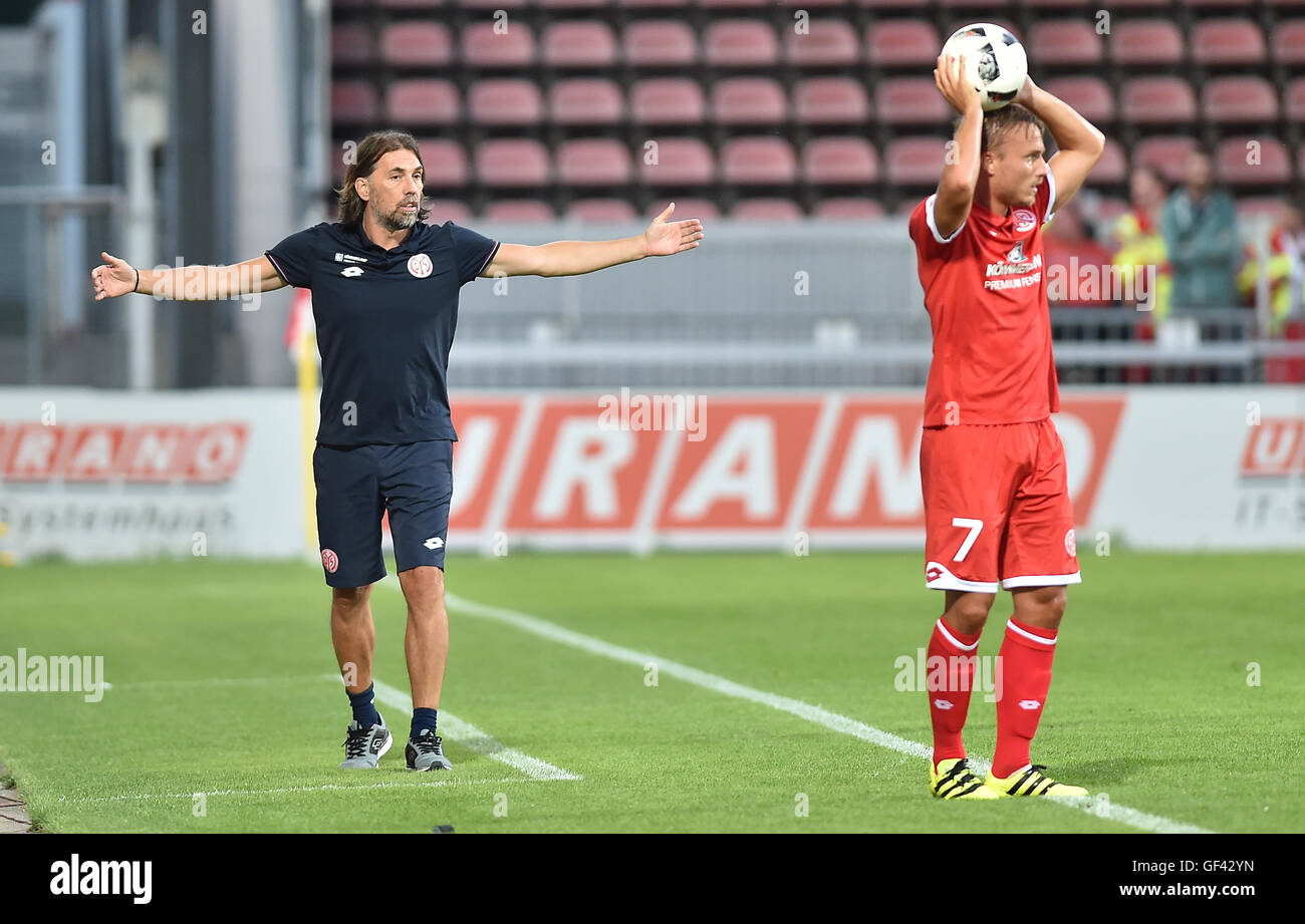 Mainz, Germania. 28 Luglio, 2016. Mainz' head coach Martin Schmidt (L) gesti accanto al giocatore Pierre Bengtsson durante le partite internazionali di calcio amichevole tra FSV Mainz 05 e Sevilla FC in Mainz, Germania, 28 luglio 2016. Foto: Torsten Silz/dpa/Alamy Live News Foto Stock