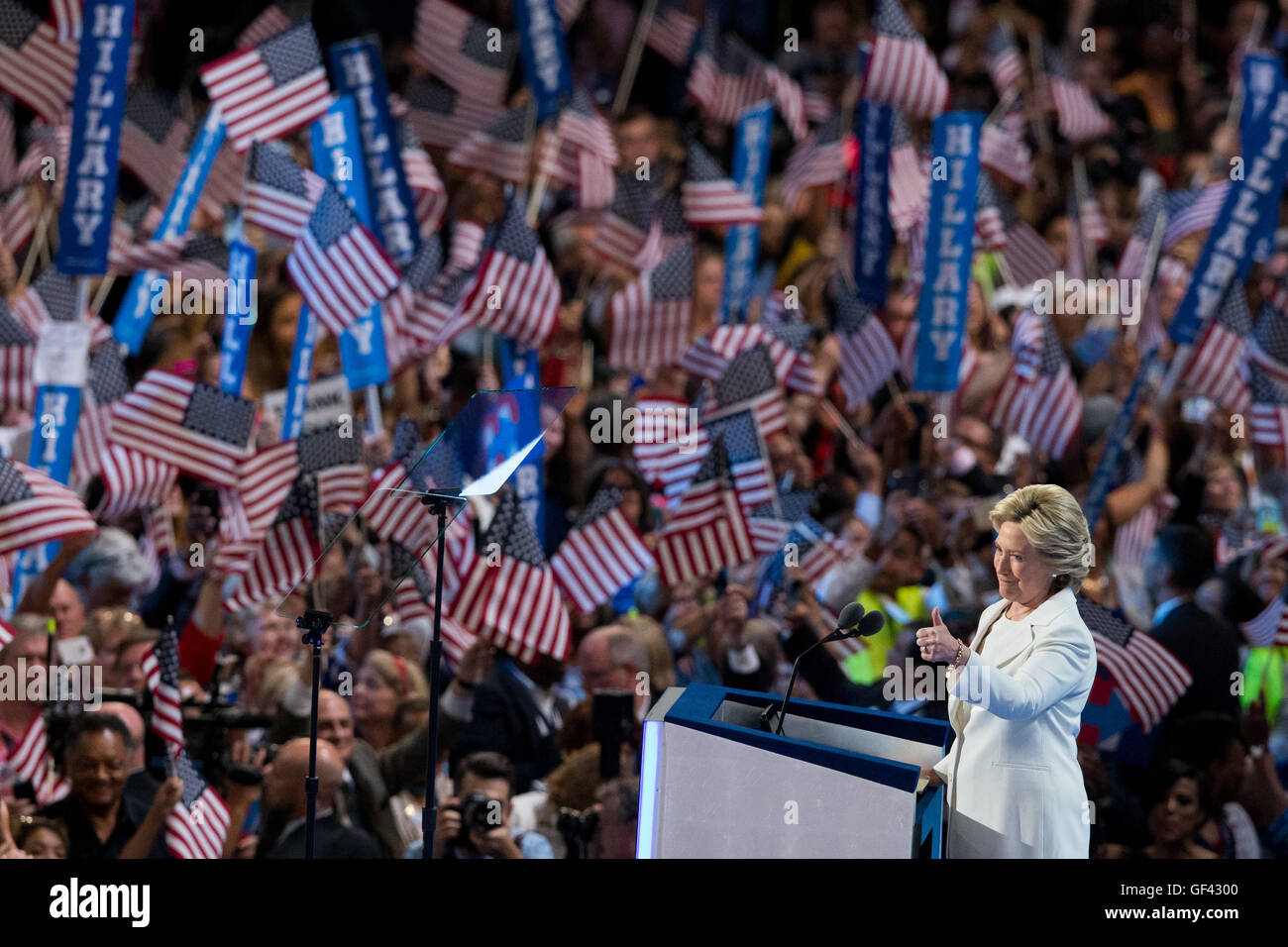 Philadelphia, Pennsylvania, USA. 28 Luglio, 2016. Stati Uniti Candidato presidenziale democratica Hillary Clinton gesti ai delegati l'ultimo giorno del 2016 U.S. Convenzione Nazionale Democratica a Wells Fargo Center, Philadelphia, Pennsylvania, negli Stati Uniti il 28 luglio 2016. Ex U.S. Il segretario di Stato Hillary Clinton di giovedì ha accettato formalmente il Partito Democratico la nomina a presidente e ha promesso più opportunità economiche per gli americani e 'steady leadership.' Credit: Li Muzi/Xinhua/Alamy Live News Foto Stock