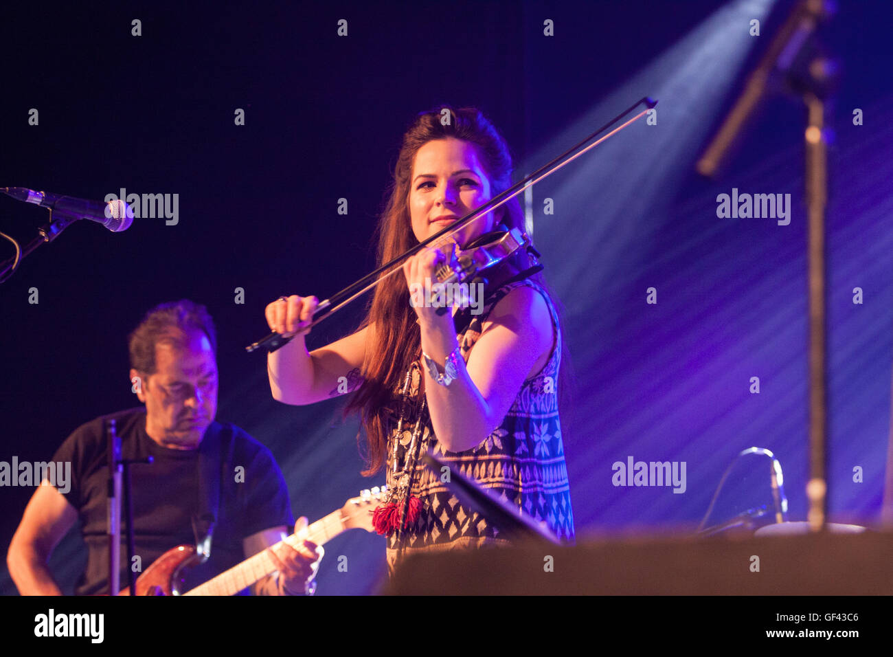 Sidmouth Folk Week, Sidmouth, Devon, 28 Luglio 16 Jessie può Smart di elettrico-folk band Steeleye Span headline Sidmouth Folk Festival nel centro città prosciutto tendone. © Tony Charnock, Alamy LiveNews Foto Stock