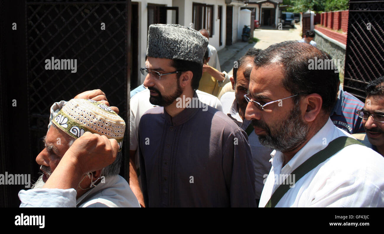 Srinagar Kashmir. 29 Luglio, 2016. Presidente di tutte le parti Hurriyat Conference (APHC) Mirwaiz Umar Farooq come egli tenta di marzo verso la Grande Moschea Jamia a seguito di una chiamata data dal pro Kashmir i leader della resistenza a seguito di violenza che ha lasciato più di 50 morti e migliaia di feriti, autorità imposto rigide coprifuoco sul XXI GIORNATA in Kashmir per sventare una chiamata di marzo data da anti-India e pro Kashmir leader della resistenza, che mira a protestare contro l'uccisione di innocenti in valle. Credito: sofi suhail/Alamy Live News Foto Stock