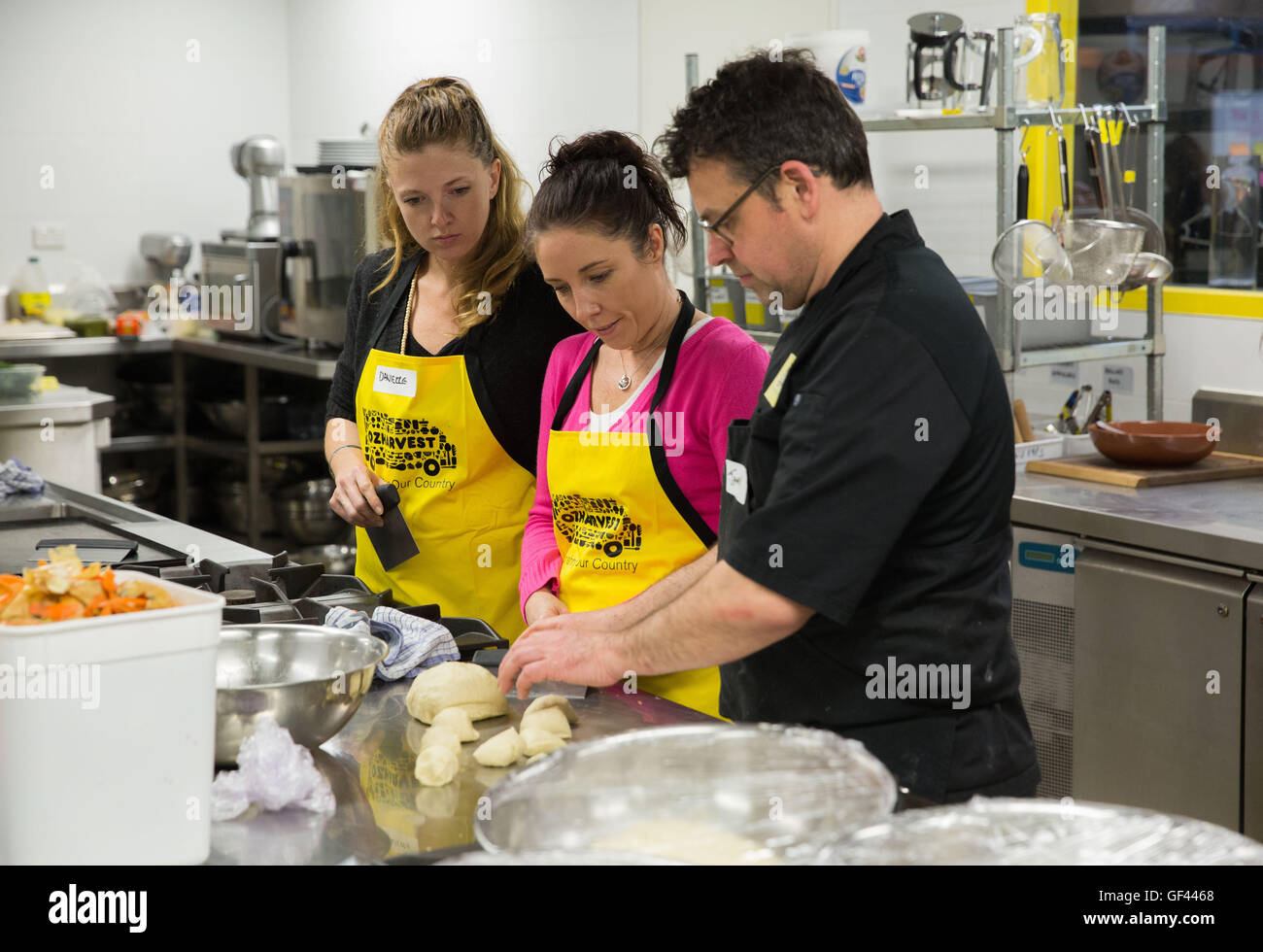 (160729) -- Sydney, 29 luglio 2016 (Xinhua) -- File foto scattata in luglio 8, 2016 mostra un personale OzHarvest insegnamento volontari per la cottura in modo che OzHarvest può fornire alle persone il cibo cotto in futuro a Sydney, in Australia. OzHarvest agisce come intermediario, il prelievo e la consegna di donazioni di cibo in eccesso da oltre duemila caffetterie, panetterie e supermercati a più di 800 enti di beneficenza in tutta l'Australia che aiutano la nazione più bisognosi. Gli australiani stessi buttare fuori fino a dieci miliardi di dollari australiani (7.49 miliardi di dollari) vale la pena di produrre annualmente, ma il paese è ancora svantaggiate andare affamati. 0 Foto Stock